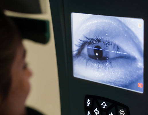 Nahaufnahme eines Auges auf einem Bildschirm mit Fadenkreuz