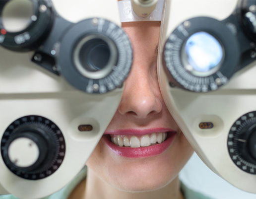 Optische Messgeräte mit schwarzen Skalen und weißen Zahlen, teilweise mit Drehreglern, vor hellem Hintergrund.