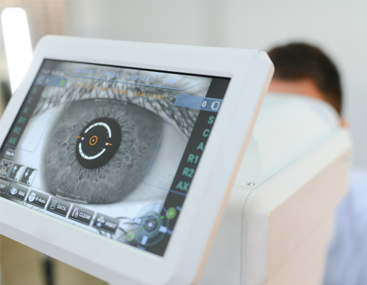 Nahaufnahme eines Auges auf einem Bildschirm, das von einem medizinischen Gerät zur Augenuntersuchung erfasst wird.