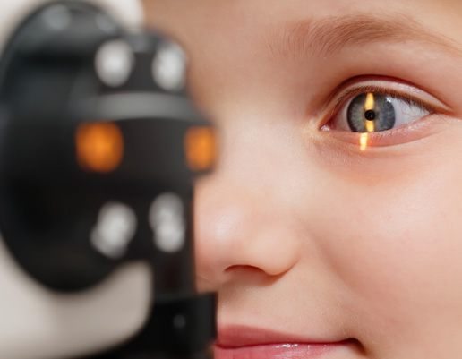 Nahaufnahme eines schwarzen Thermostats mit weißer Skala und orangefarbener Markierung an der Wand.