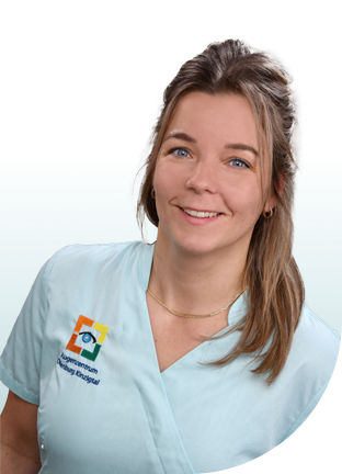 Frau mit hellblondem, seitlich gebundenem Haar trägt hellblauen Kittel.