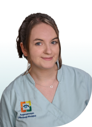 Person in hellblauer medizinischer Arbeitskleidung mit Logo des Augenzentrums Offenburg-Kinzigtal und Herzanhänger an einer Kette